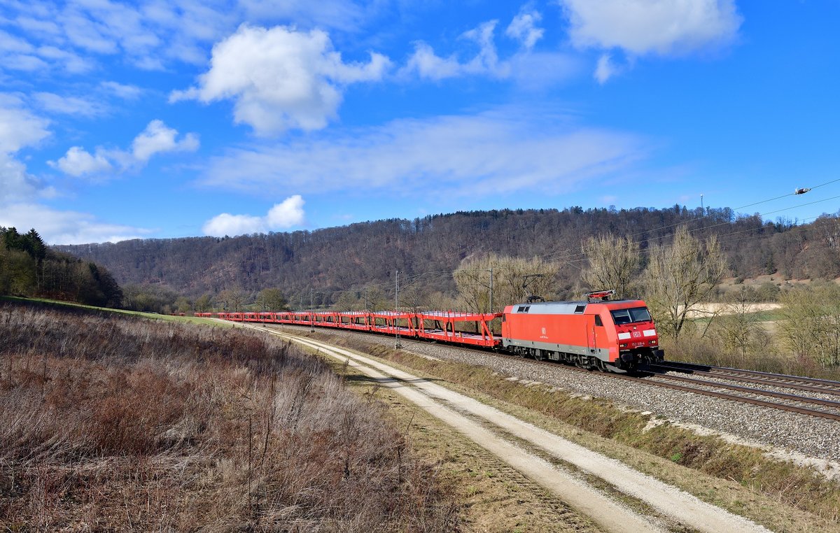 152 119 mit einem leeren Autozug am 27.02.2021 bei Obereichstätt.