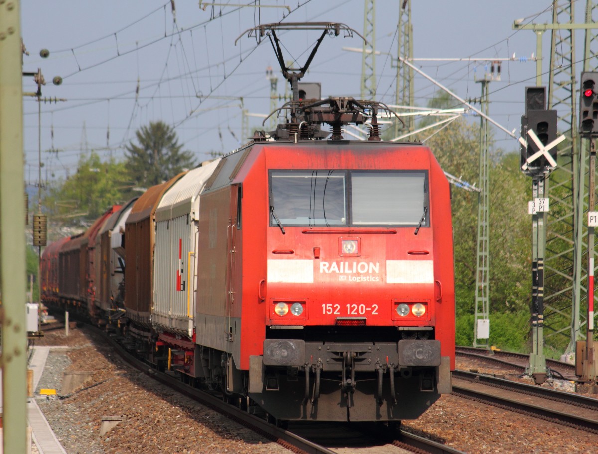 152 120-2 DB Schenker in Hochstadt/ Marktzeuln am 05.05.2012. (Bild entstand vom Ende des Bahnsteigs.)