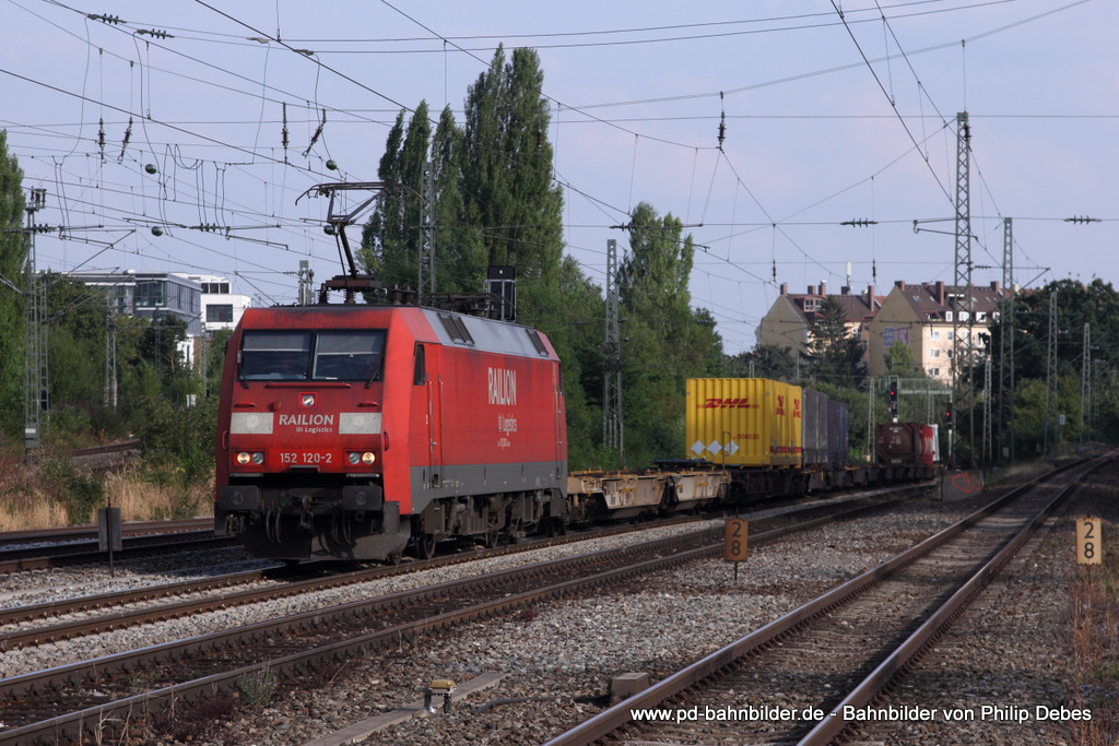 152 120-2 (Railion DB Logistics) fhrt am 23. August 2013 um 17:47 Uhr mit einem Gterzug durch Mnchen Heimeranplatz