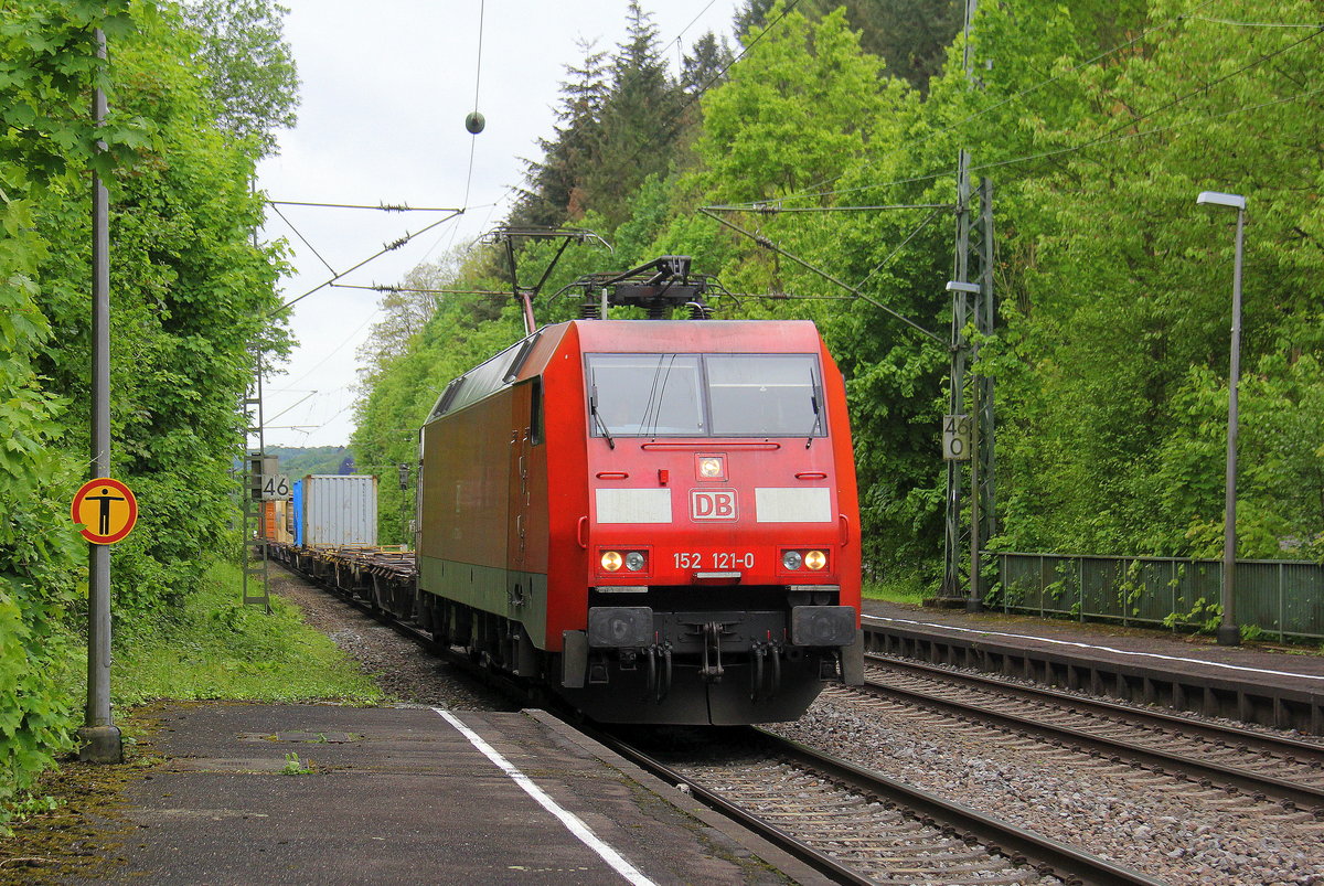 152 121-0 DB kommt mit einem Containerzug aus Süden nach Norden und kommt aus Richtung Koblenz und fährt durch Rolandseck in Richtung Bonn,Köln.
Aufgenommen vom Bahnsteig in Rolandseck.
Am 9.5.2019.