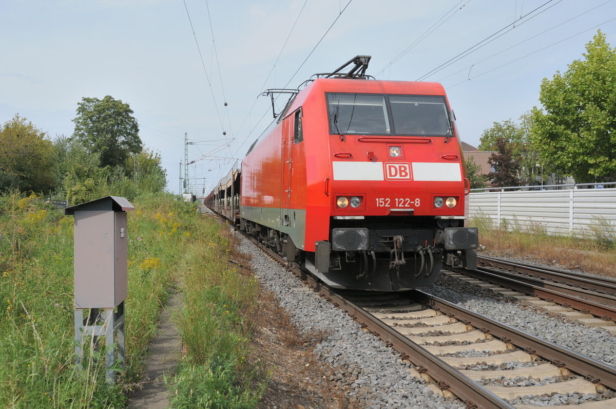 152 122 @ Heppenheim von ende Gleis 2 (innerhalb des markierte Sicherheitsbereich) am 30.08.2017 aufgenommen. Um so eine Perspektiv zu bekommen man kniet, benutzt etwas zoom und richtete das Objektive zwischen die obere und mittlere Balken des Barriere.