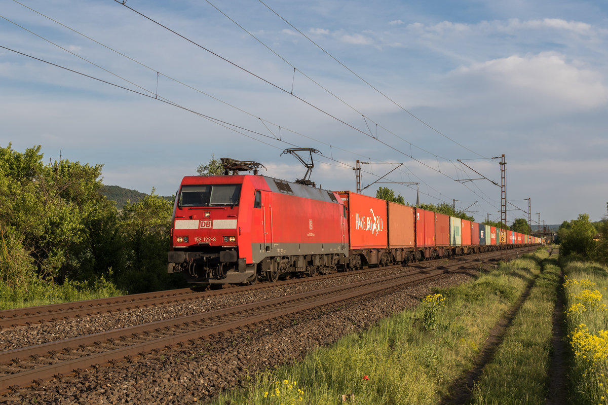 152 122 fährt mit einem Containerzug am 15. Mai 2015 an Thüngersheim vorbei in Richtung Gemünden.