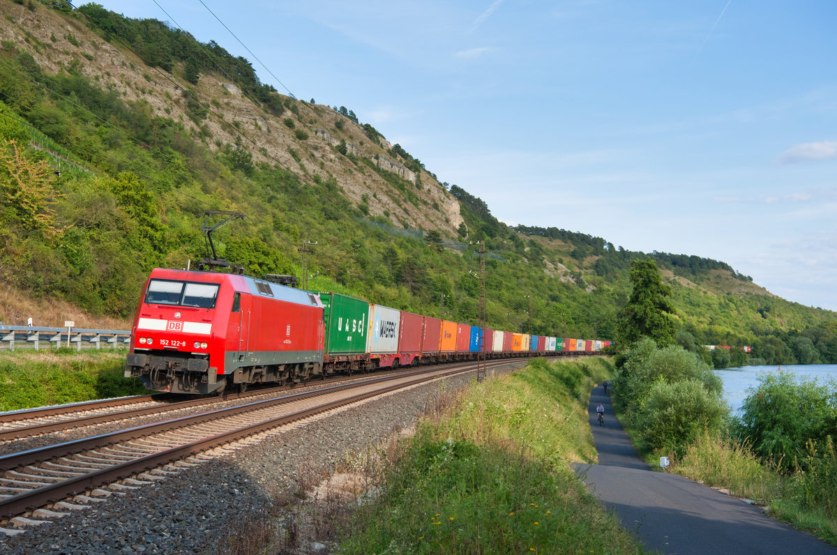 152 122 mit einem Containerzug bei Gambach Richtung Gemünden, 01.08.2019