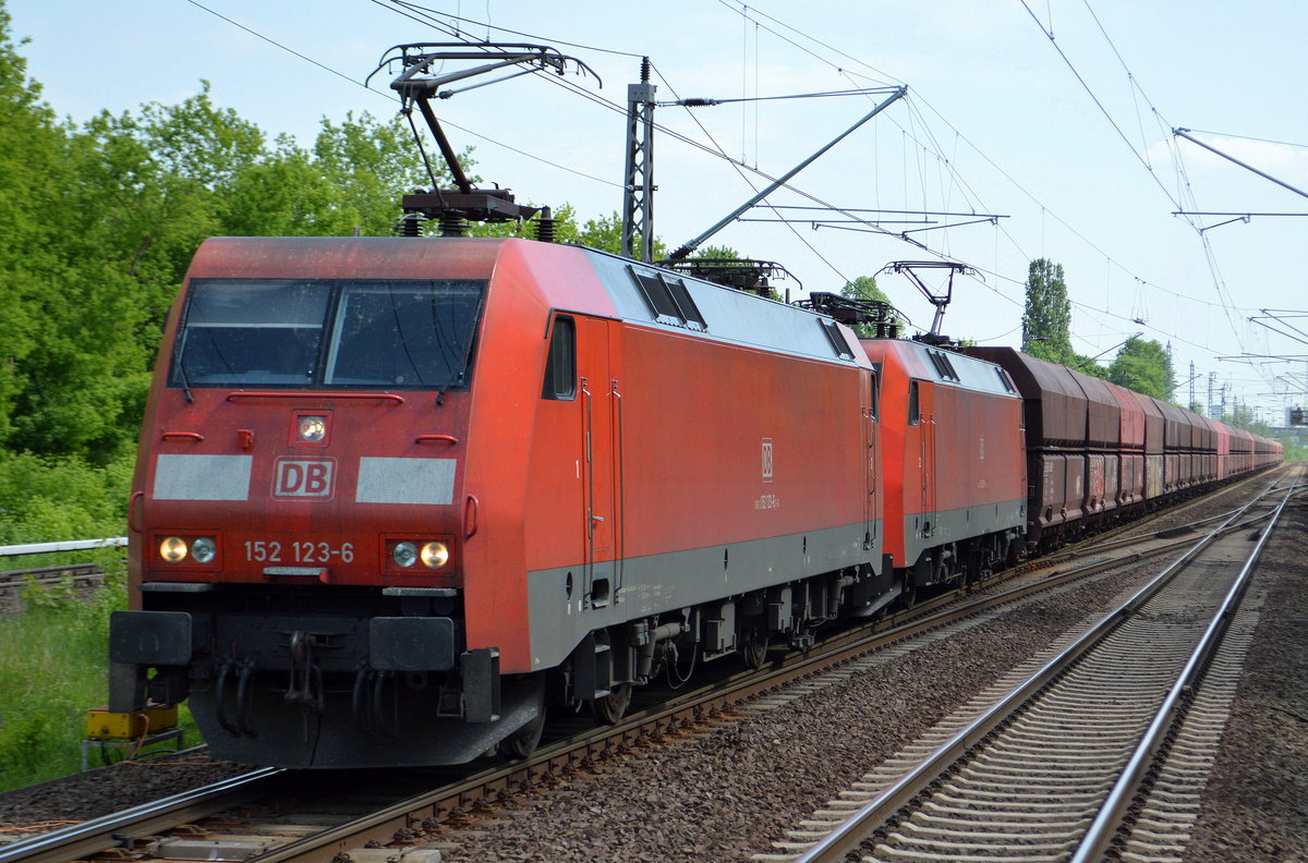 152 123-6 + 152 067-5 mit Erzzug (leer) am 09.05.18 Bf. Berlin-Hohenschönhausen.