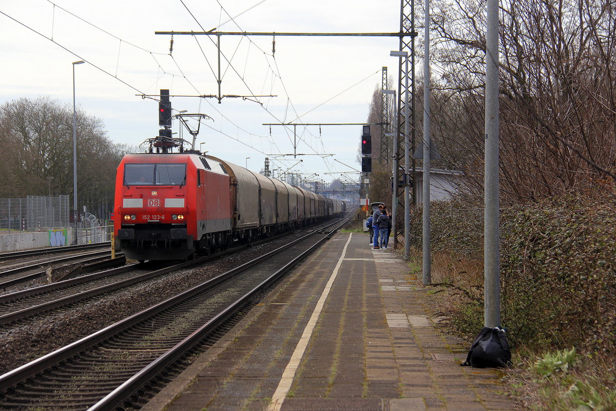 152 123-6 DB kommt mit einem Güterzug aus Richtung Krefeld und fährt durch Duisburg-Rheinhausen-Ost in Richtung Duisburg-Hochfeld-Süd. 
Aufgenommen vom Bahnsteig in Duisburg-Rheinhausen-Ost. 
Bei Sonne und Wolken am 2.4.2018.
