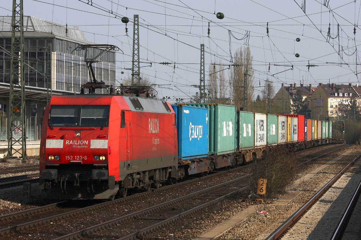 152 123-6 durchfährt mit ihrem Containerzug München Heimeranplatz, 17.04.2010