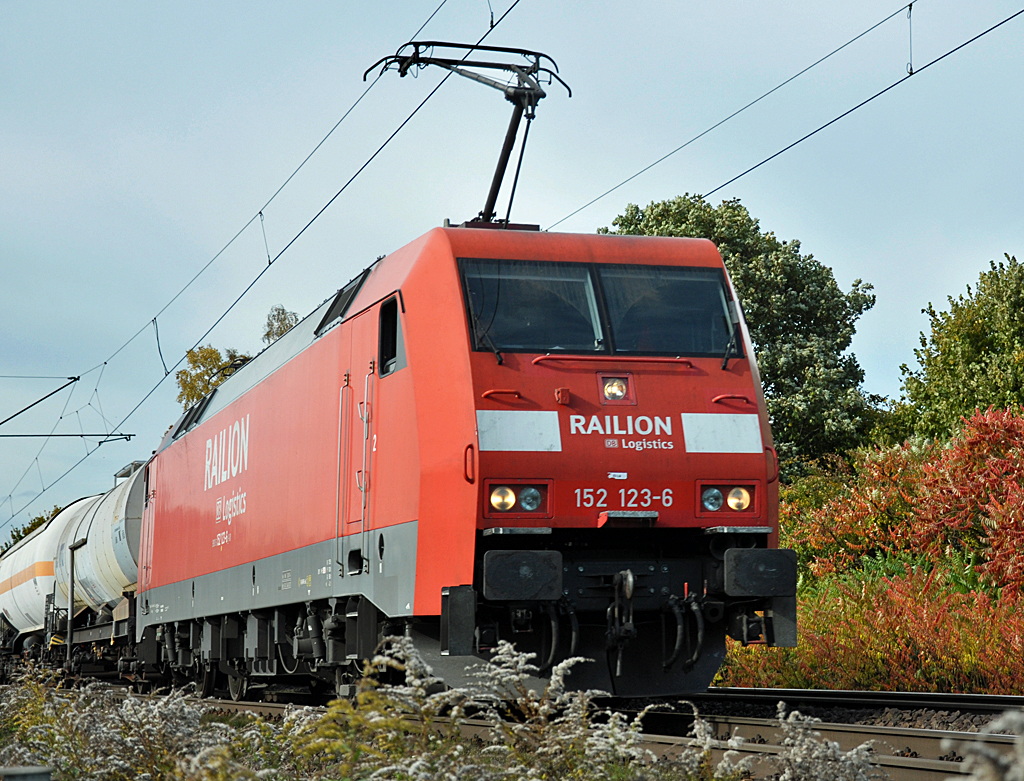 152 123-6 mit Kesselwagen durch Bonn-Beuel - 19.10.2013
