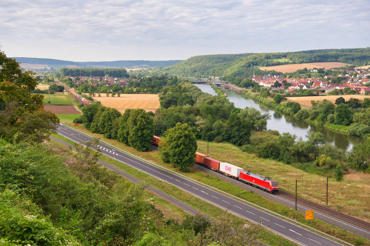 152 123 mit einem Containerzug bei Himmelstadt Richtung Gemünden, 01.08.2019