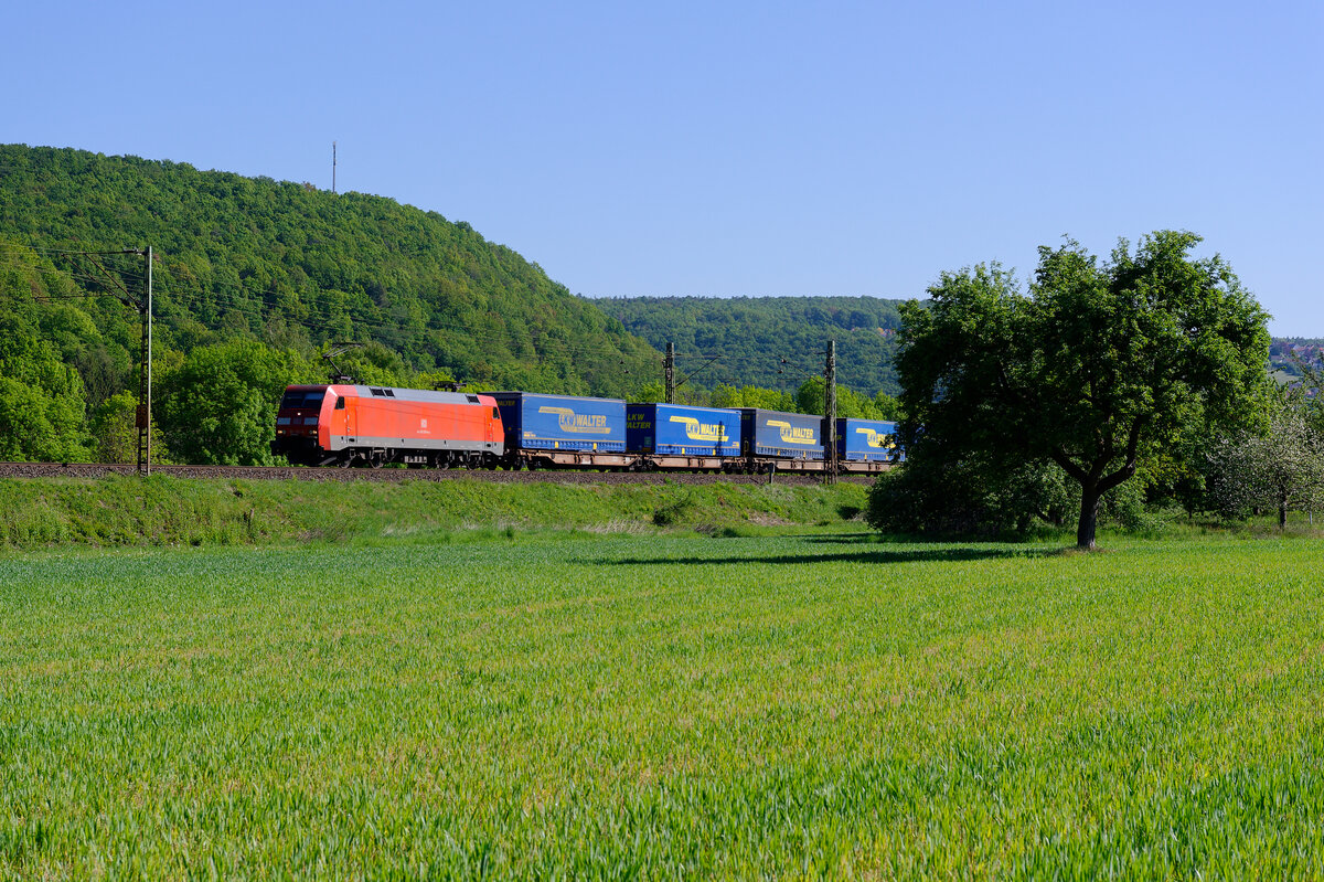 152 123 mit einem LKW-Walter KLV-Zug bei Wernfeld Richtung Würzburg, 07.05.2020