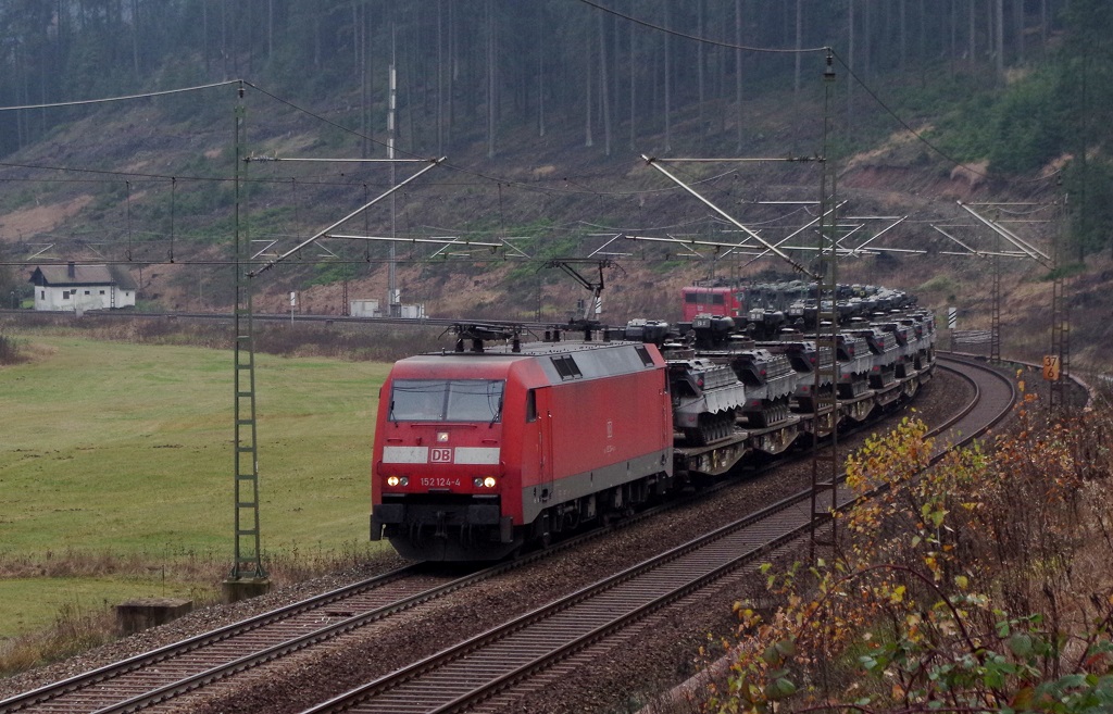 152 124 und 151 029 (Schublok) befrderten einen Panzerzug am 16.11.2013 ber die Frankenwaldrampe bei Frtschendorf. 