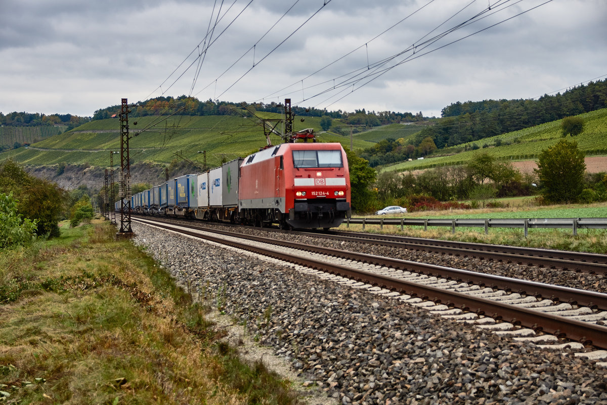 152 124-4 ist am 13.10.16 mit einen Güterzug bestehent aus ein Paar Container und der Rest sind Walter-Auflieger gesehen bei Himmelstadt.