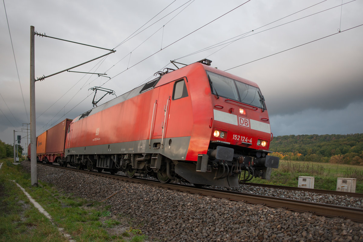 152 124-4 legt sich kurz vor Einfahrt in den Bhf Neustadt Aisch in die Kurve. Aufgenommen am 13.10.2020.