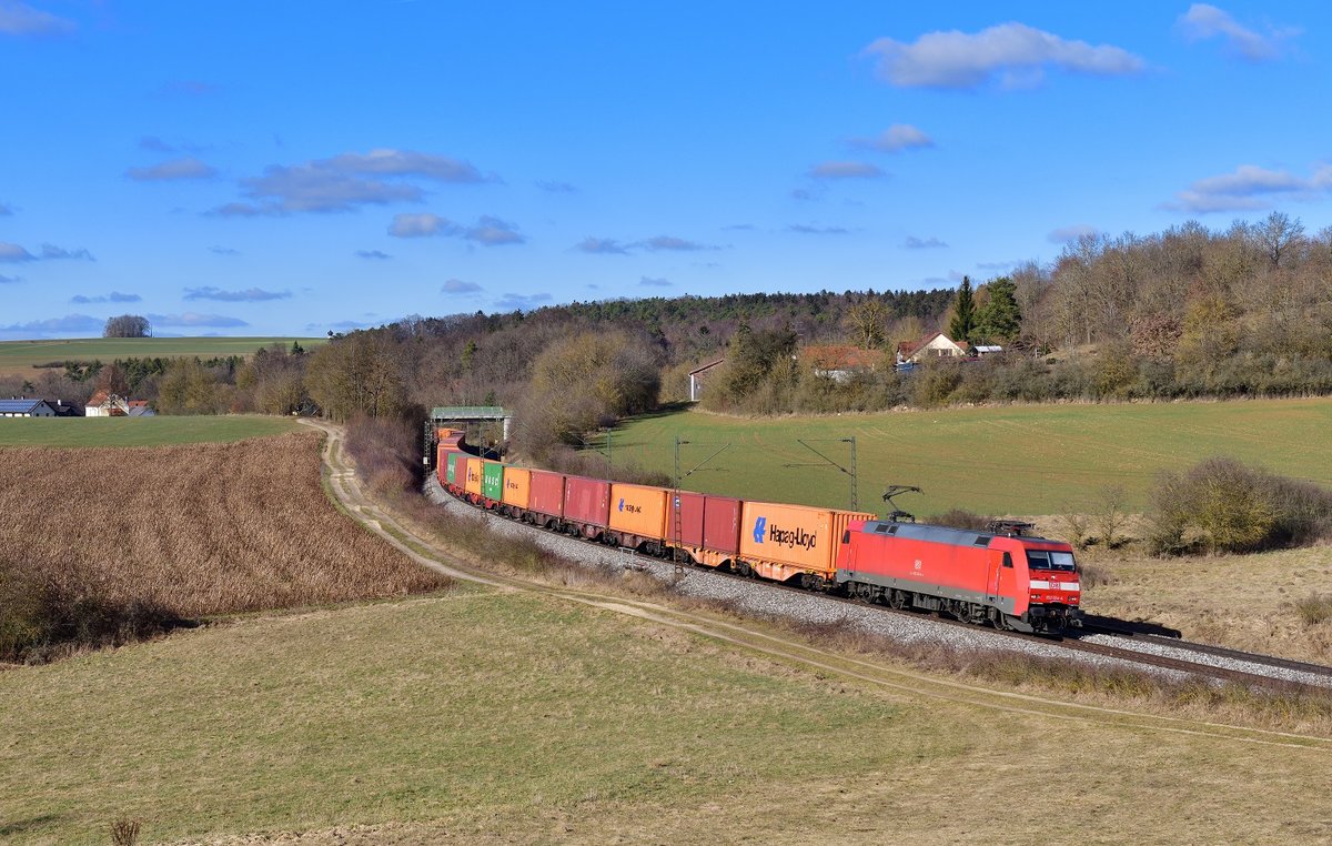 152 124 mit einem Containerzug am 27.02.2021 bei Edlhausen.