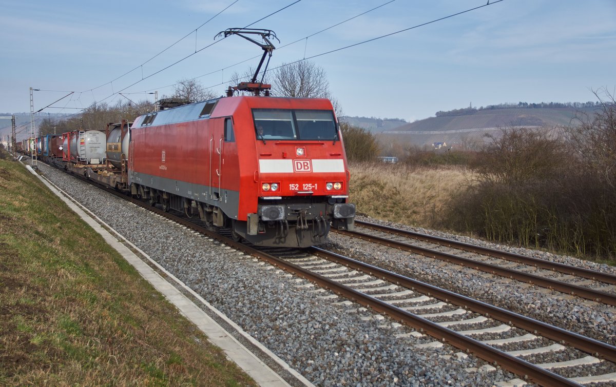 152 125-1 ist am 07.02.2018 mit einen Aufliegerzug bei Würzburg/Süd in Richtung Süden unterwegs.