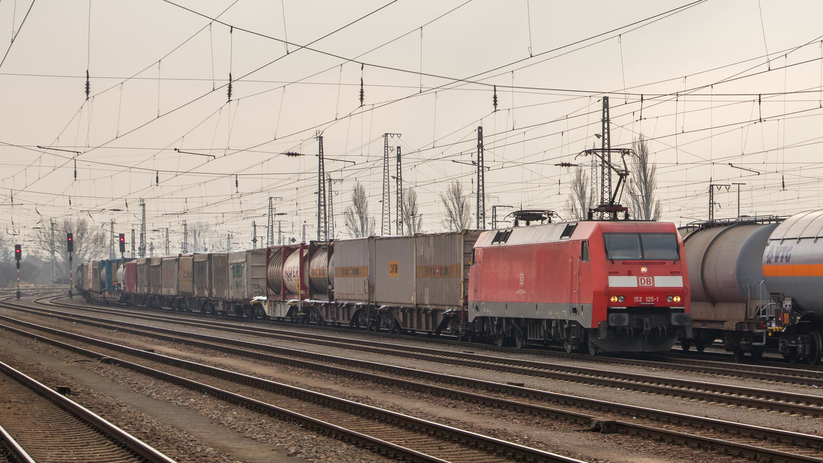152 125-1 mit einem interessanten Güterzug. Aufgenommen am 20. Februar 2018 in Großkorbetha. Das Wetter war mies, aber die Stimmung gut! :) 