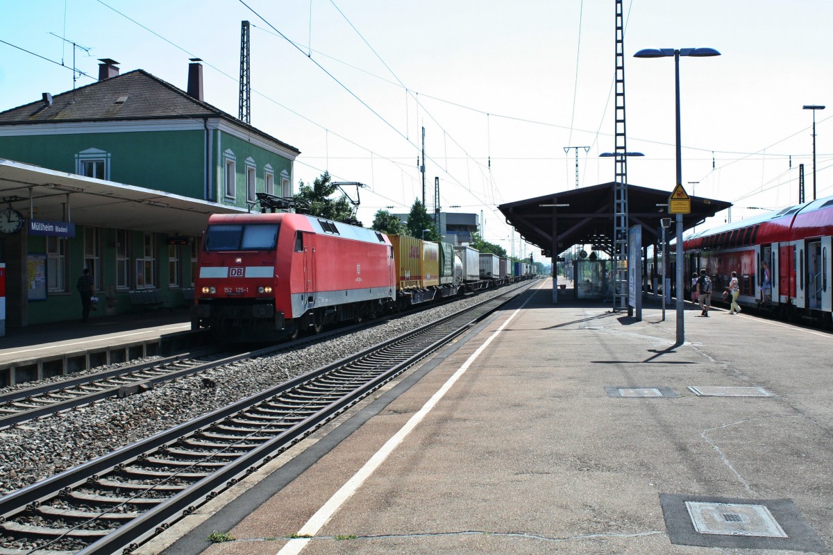 152 125-1 mit einem KLV-Zug gen Norden am Nachmittag des 02.08.13 bei der Durchfahrt im Bahnhof M�llheim (Baden).