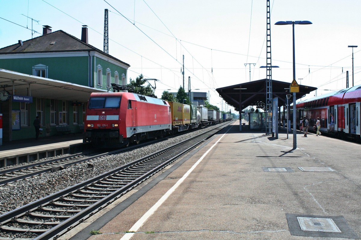 152 125-1 mit einem KLV-Zug gen Norden am Nachmittag des 02.08.13 bei der Durchfahrt im Bahnhof Mllheim (Baden).