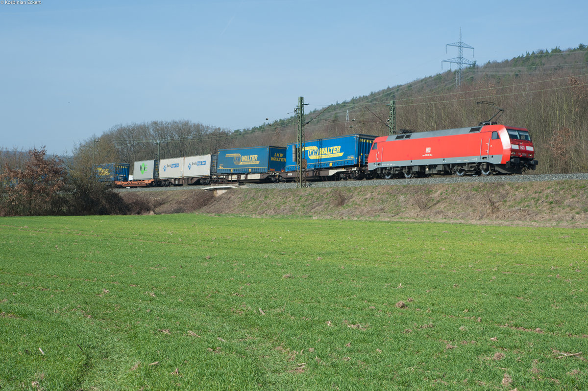 152 126-9 mit einem KLV-Zug Richtung Würzburg bei Harrbach, 16.03.2017