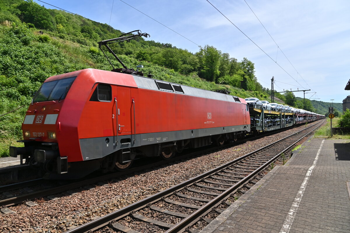 152 127-7 mit einem Audizug in Neckarzimmern gen Mosbach Neckarelz fahrend am Mittag des 15.6..2021.
