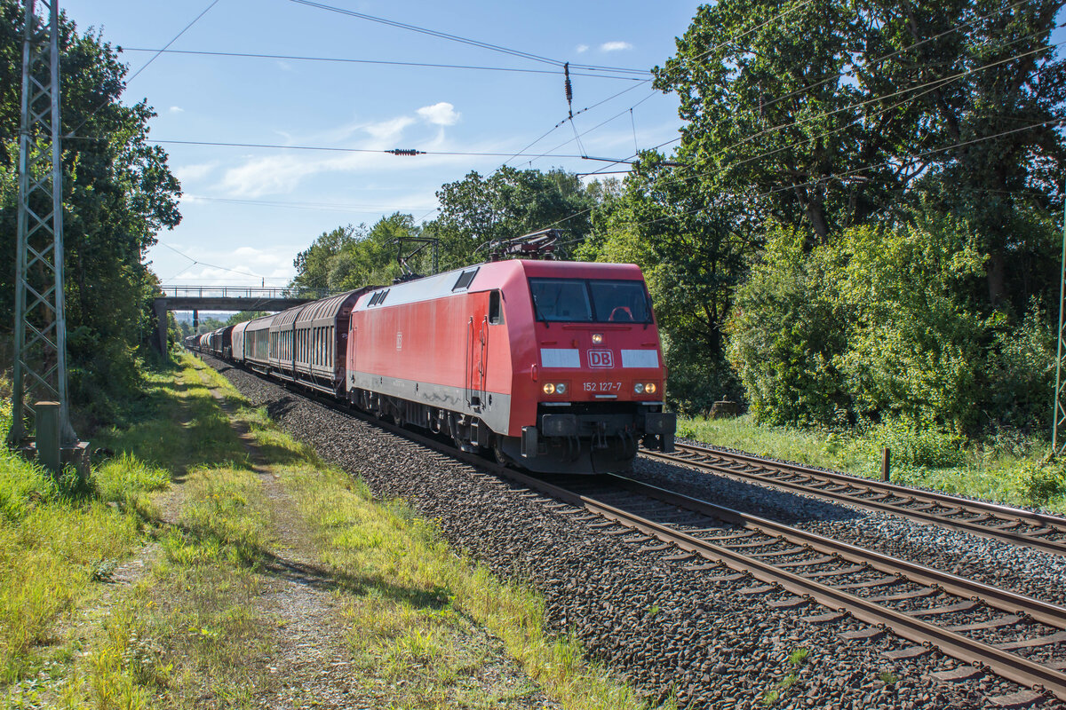 152 127-7 mit einem gemischten Güterzug am 14.09.2023 bei Kerzell.