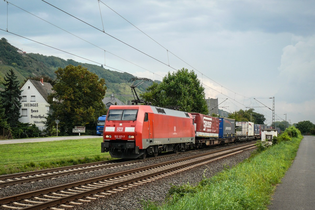 152 127-7 zieht einen LKW-Zug über die rechte Rheinstrecke Richtung Norden. Aufgenommen am 20/09/2014 in Leutesdorf.