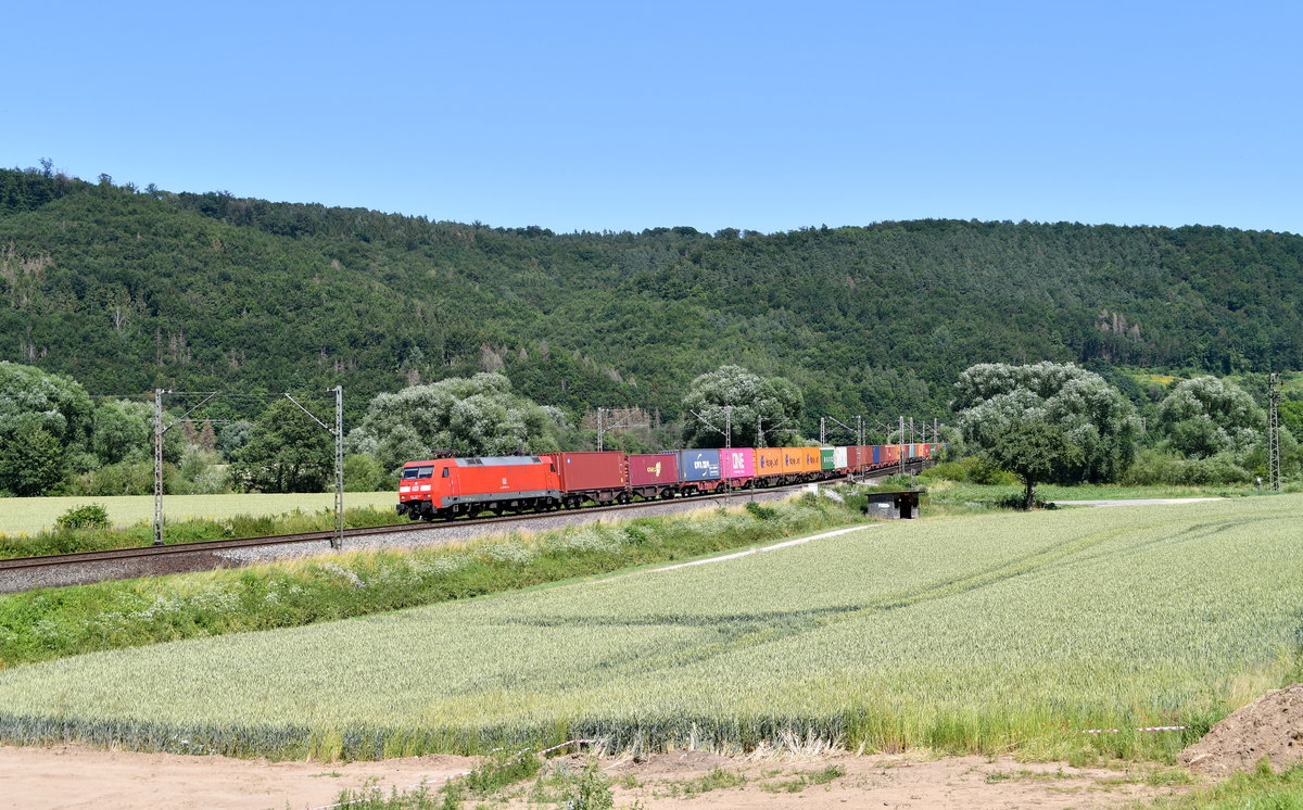 152 127 mit einem Containerzug am 28.06.2019 bei Freden(Leine)