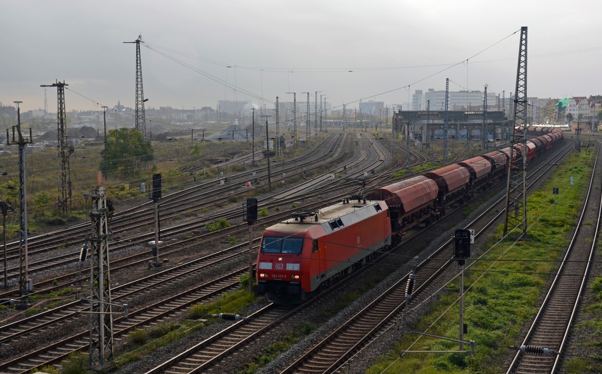 152 127 schleppte am 26.10.14 einen Schwenkdachwagenzug vorbei am Rangierbahnhof Halle(S) Richtung Bitterfeld/Köthen. Im Hintergrund ist der Baufortschritt zum künftigen neuen Rbf Halle(S) zu erkennen.