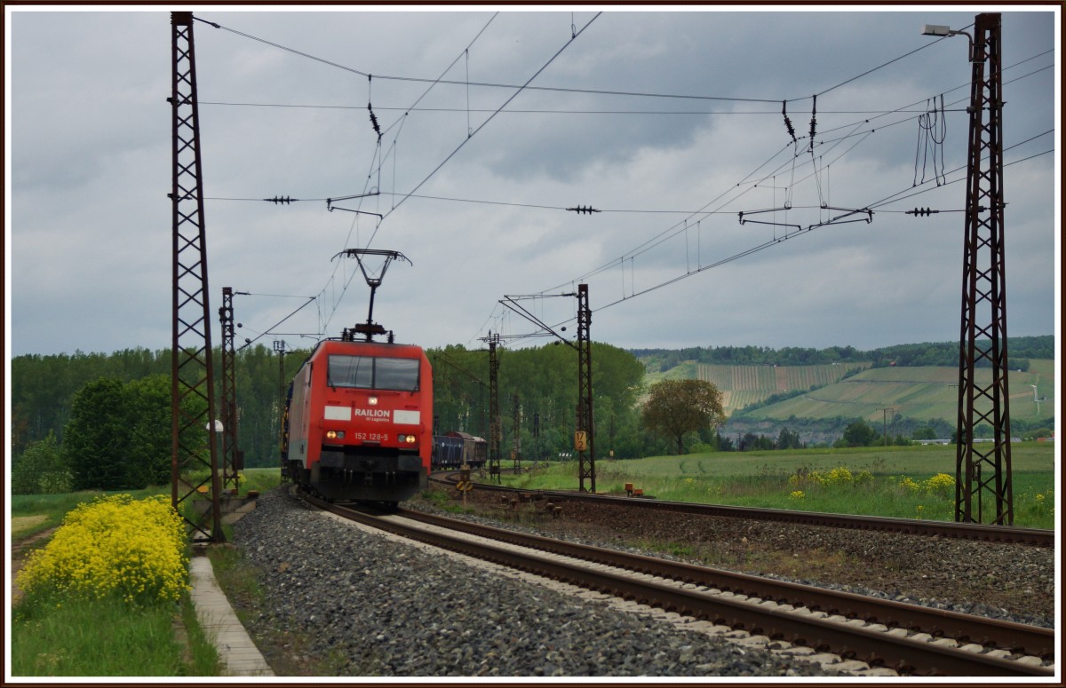 152 128-5 mit einen kurzen Güterzug Richtung Würzburg am 08.05.14 in Retzbach.