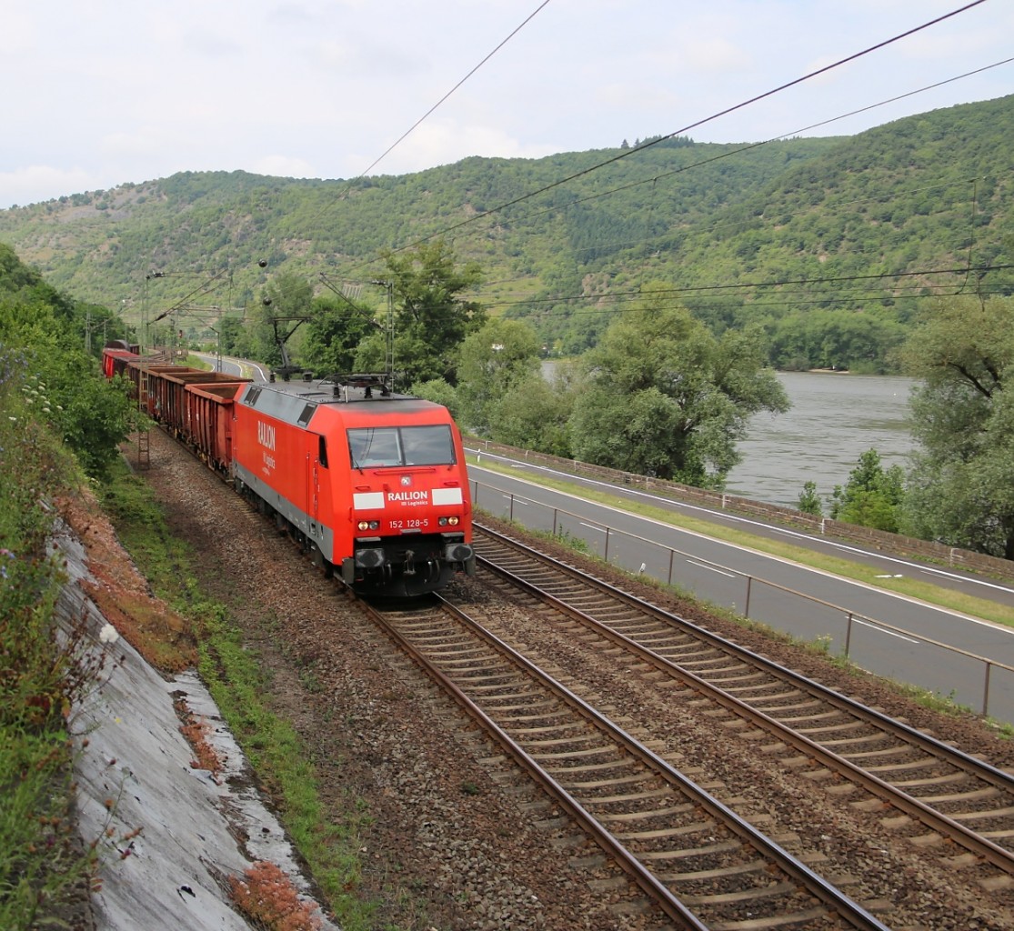 152 128-5 mit gemischtem Güterzug in Fahrtrichtung Süden. Aufgenommen am 12.07.2014 bei Bacharach am Rhein.