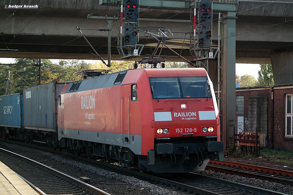 152 128-5 zog einen intermodal am 24.10.13 durch hh-harburg