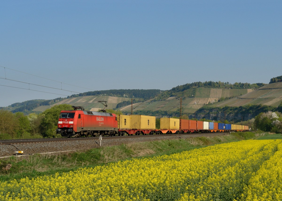 152 128 mit einem Containerzug am 19.04.2011 Himmelstadt.