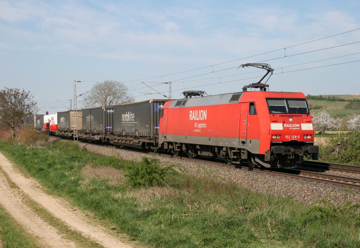 152 128 mit KT 40009 (Taulov–Gallarate) am 22.04.2015 zwischen Buggingen und M�llheim (Baden)