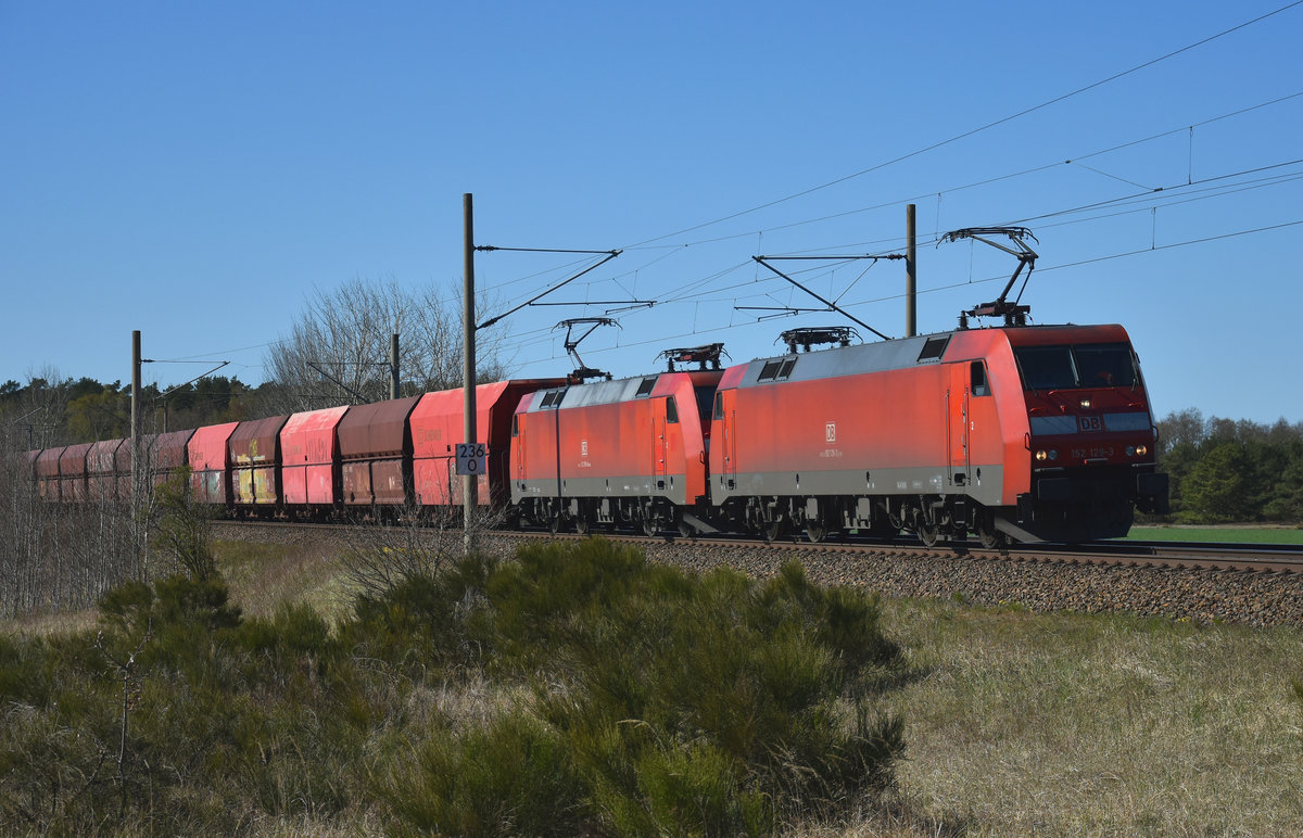 152 129-3 und 152 019-6 ziehen ein Kohlezug in Richtung Hagenower Land. 3km östlich von Büchen, 21.04.2020