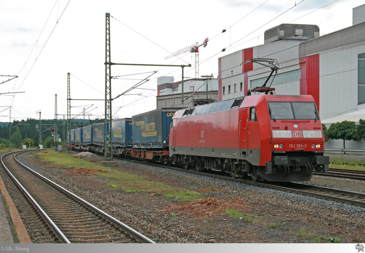152 129-3 der Deutschen Bahn AG durchfährt mit ihrem LKW Walter Ganzzug den Bahnhof Steinbach am Wald wo sie auch den Scheidelpunkt der Frankenwaldrampe erreicht. Nachgeschoben ab Pressig wurde der Zug von 151 166-6. Die Aufnahme entstand am 6. August 2017.