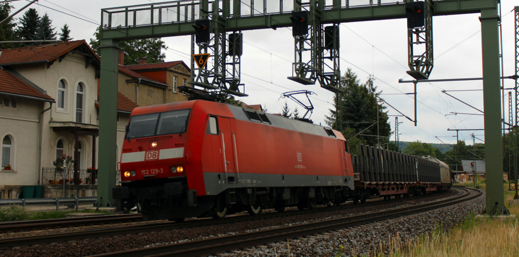 152 129-3 mit einem gemischten Güterzug durch Bad Kösen in Richtung Süden. 19.06.14