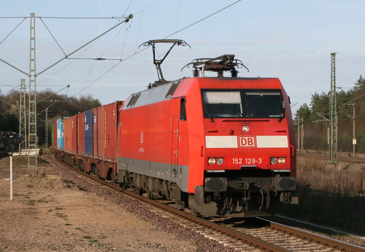 152 129 mit KT 42645 (Maschen Rbf–Rekingen) am 12.04.2015 in Unterl��, aufgenommen vom Bahnsteigende