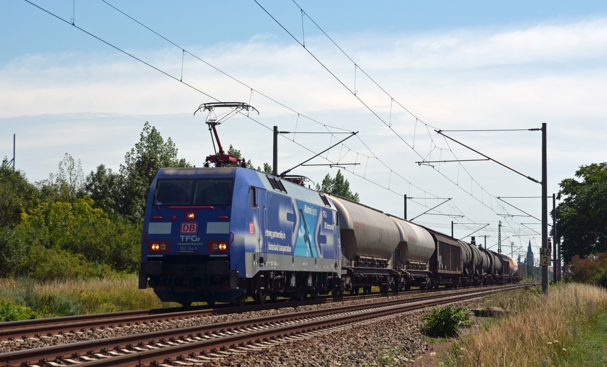 152 13 zog am 01.08.15 einen gemischten Güterzug durch Greppin Richtung Dessau.