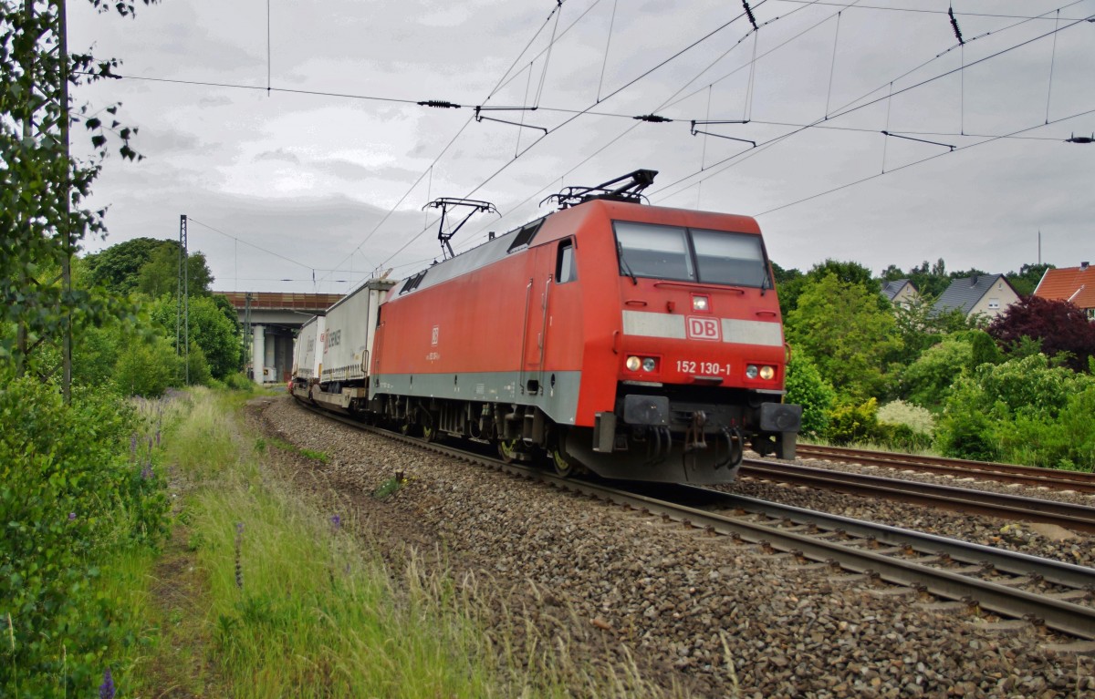 152 130-1 ist am 10.06.15 mit einen DB Schenkerzug bei Fulda zu sehen.