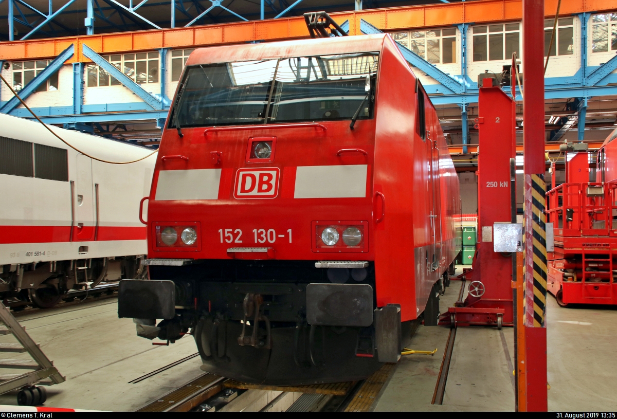 152 130-1 DB steht in der Werkhalle 1 des DB Werk Dessau (DB Fahrzeuginstandhaltung GmbH).
Aufgenommen während des Tags der offenen Tür anlässlich 90 Jahre Instandhaltung elektrischer Lokomotiven.
[31.8.2019 | 13:35 Uhr]