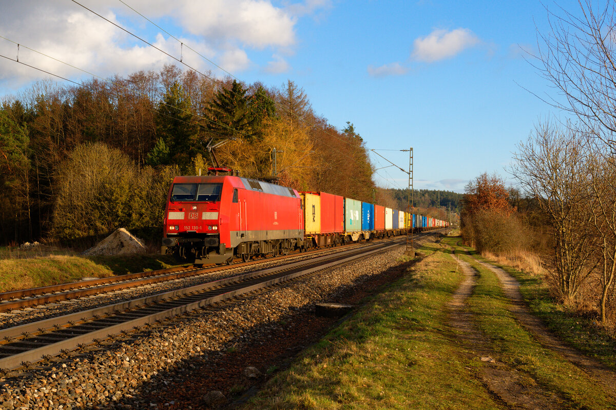 152 130 DB Cargo mit einem Containerzug bei Postbauer-Heng Richtung Nürnberg, 16.03.2021