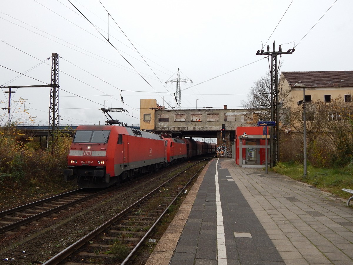 152 130 kommt mit einem Kohlezug durch den Bahnhof Wedau gefahren. Schon sehr bald wird der Reiterbahnhof verschwunden sein, denn die Bahnsteig Überführung wird abgerissen.

Duisburg Wedau 14.11.2015