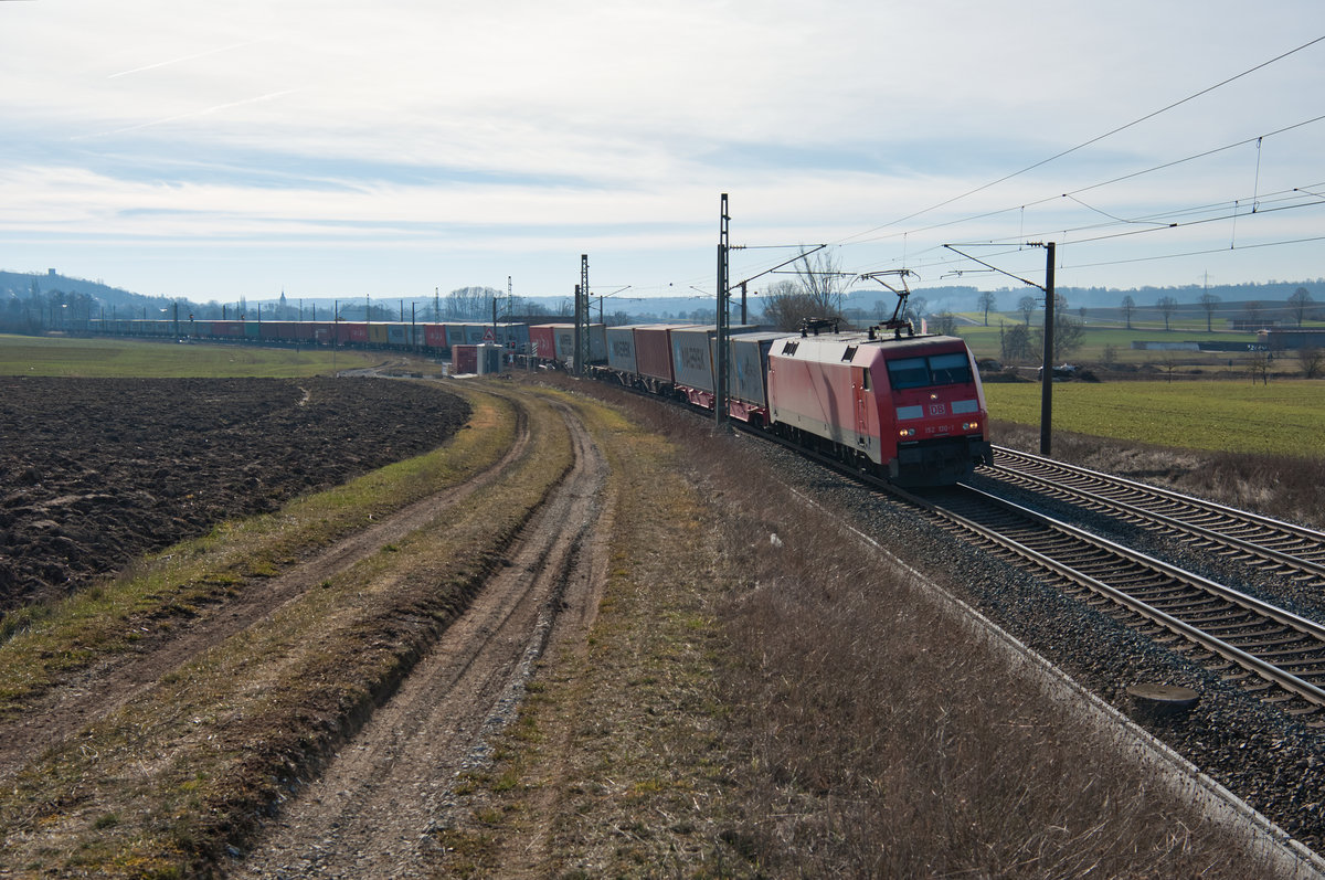 152 130 mit einem Containerzug bei Oberhessbach Richtung Würzburg, 23.02.2019