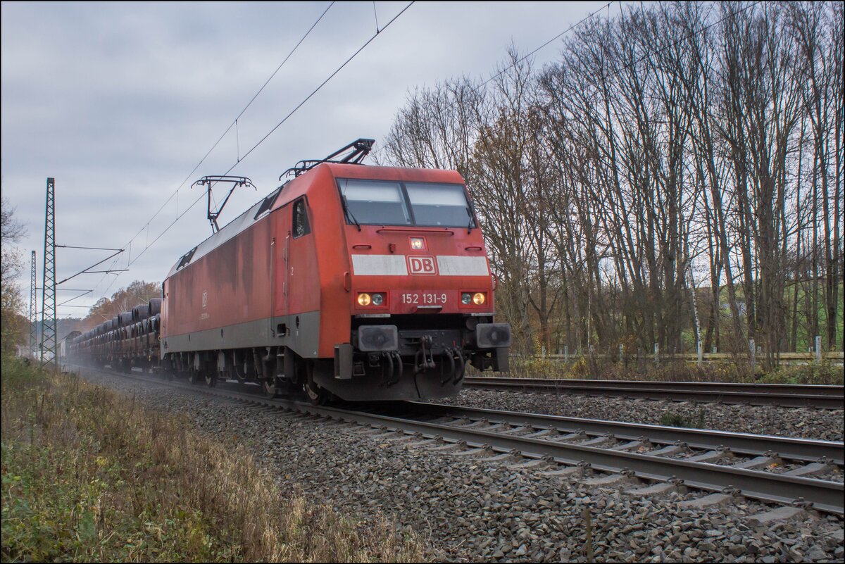 152 131-9 bei Vollmerz mit einem gemischten Güterzug am 22.11.2023