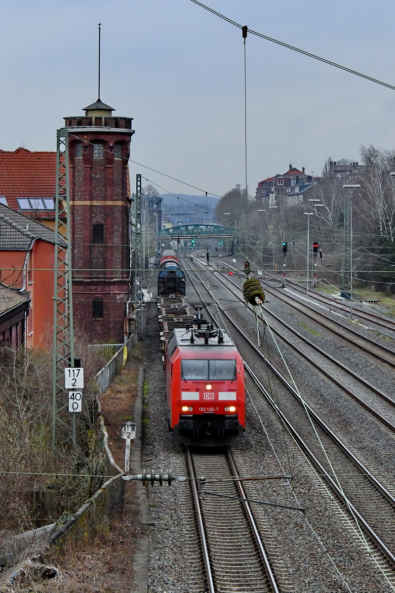 152 132-7 zog Mitte März 2021 einen gemischten Güterzug durch Wuppertal-Unterbarmen.