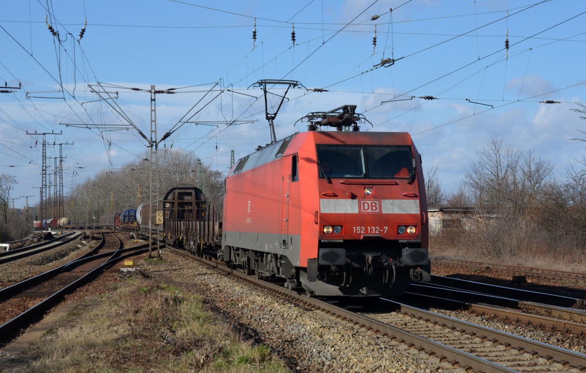 152 132 brachte am 22.02.14 einen gemischten Güterzug nach Engelsdorf. Hier wird Leipzig-Thekla passiert. 