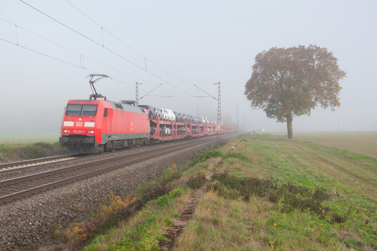 152 132 mit einem Autotransportzug bei Retzbach-Zellingen Richtung Würzburg, 13.10.2018