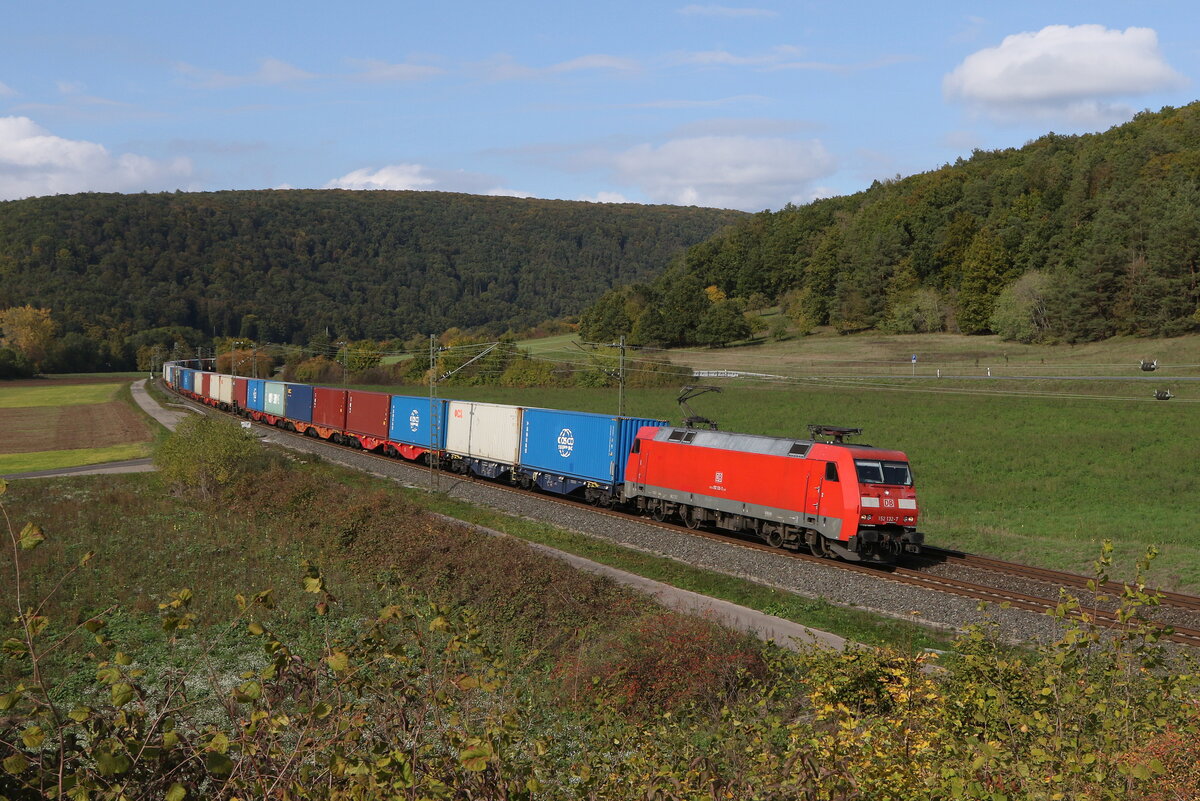 152 132 mit einem Containerzug am 11. Oktober 2022 bei Harrbach im Maintal.
