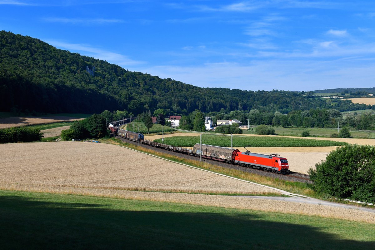 152 132 mit einem Güterzug am 20.07.2019 bei Breitenfurt. 
