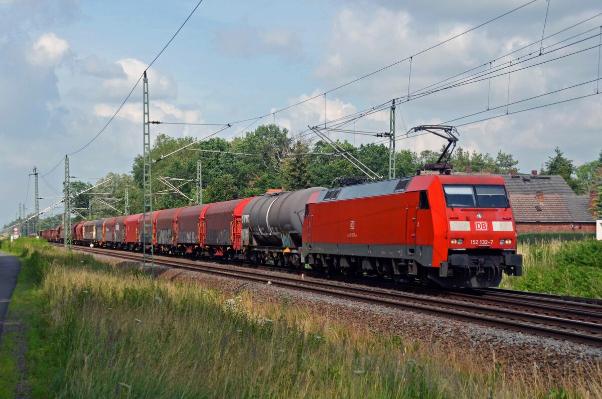 152 132 wechselte mit einem gemischten Güterzug am 02.07.21 in Radis vom Gegengleis auf´s Regelgleis. Für den nachfolgenden Flixtrain musste sie am Bahnsteiggleis auf die Weiterfahrt Richtung Halle(S) warten.