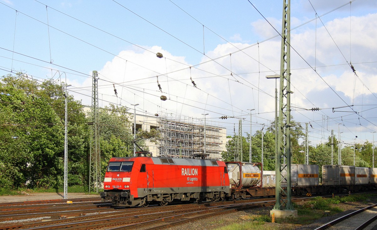 152 133-5 von Railion  kommt aus Richtung Köln,Aachen-Hbf mit einem langen Containerzug aus Verona(I) nach Genk(B) und fährt in Aachen-West ein.
Aufgenommen vom Bahnsteig in Aachen-West bei Sonne und Wolken am Abend vom 9.5.2014. 